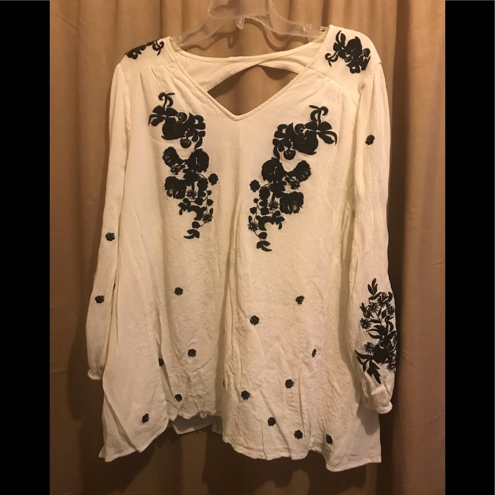 Denim & Co 20W gauzy white & back cutout with floral black accents
